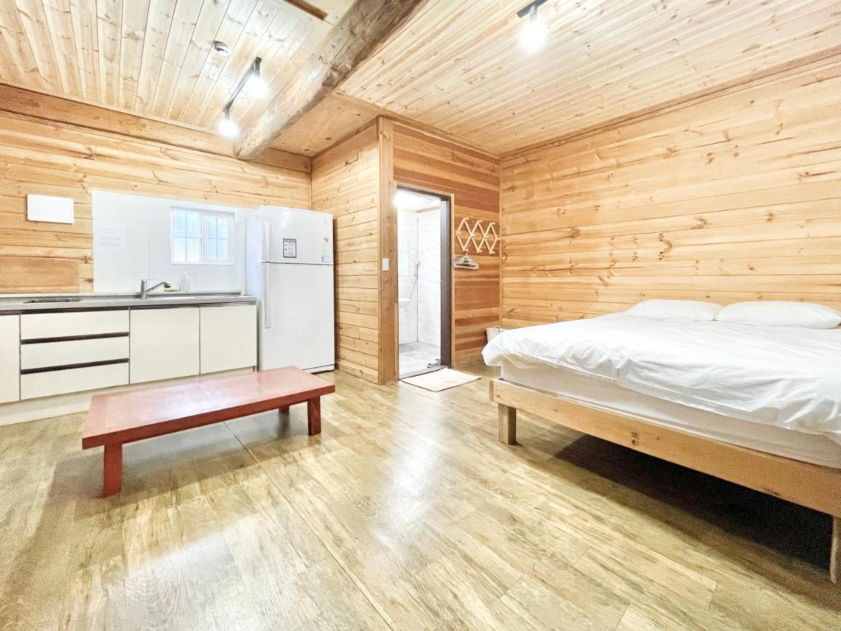 Вилла Log Park Dochidol Ranch Чеджудо Экстерьер фото