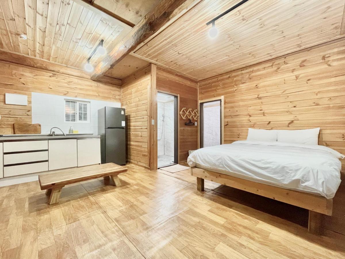 Вилла Log Park Dochidol Ranch Чеджудо Экстерьер фото