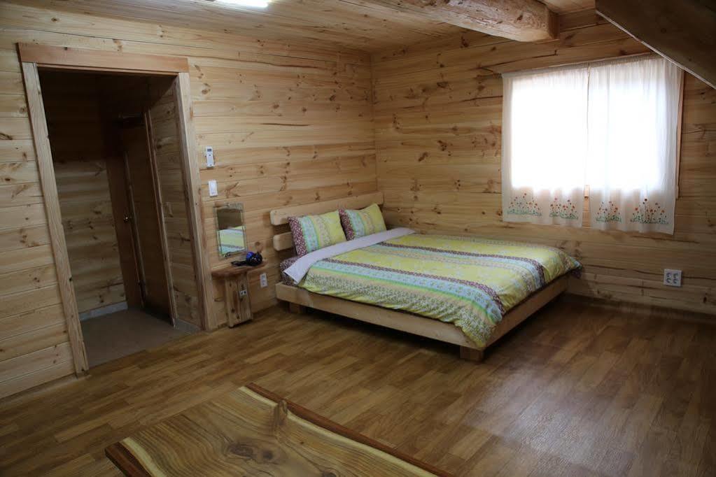 Вилла Log Park Dochidol Ranch Чеджудо Экстерьер фото